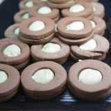 ...dove gli spitzbuben (letteralmente �bambini monelli�) erano i tipici biscottini natalizi di frolla che i pi� piccoli �rubavano� non appena venivano sfornati. La tradizione fu poi trapiantata in Alto Adige dove si inizi� a chiamare i dolcetti �occhi di bue�, in quanto ricordavano il bulbo oculare del grosso mammifero